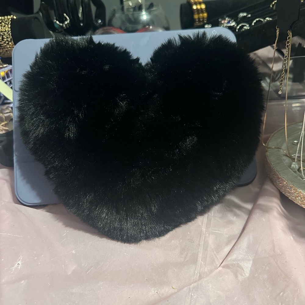 ￼Faux fur heart shaped purse ￼